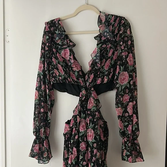 AMUR gorgeous pleated floral romper with cutout detail - Picture 2 of 6